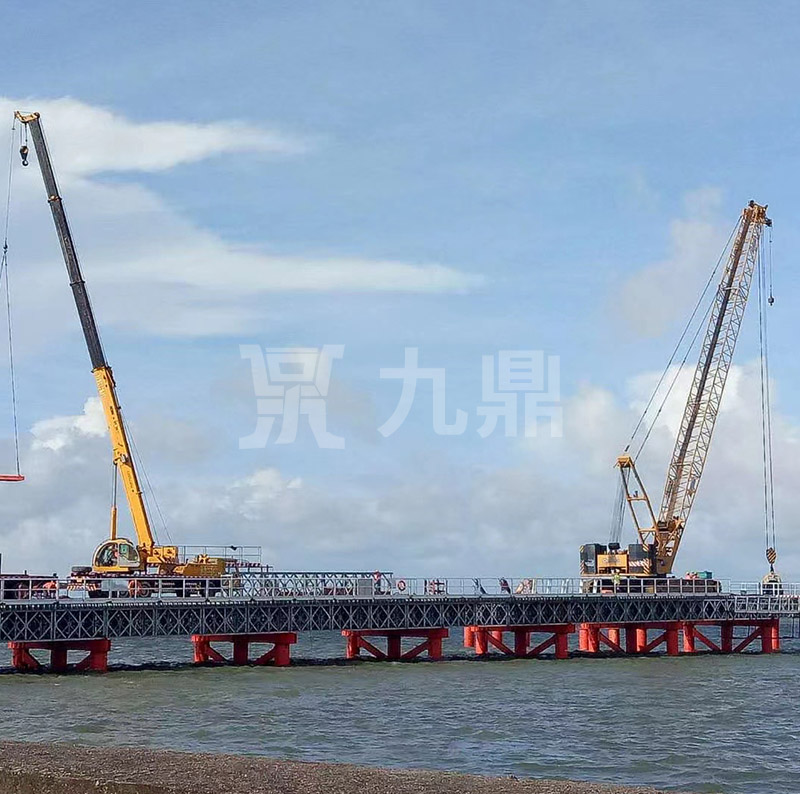 貝(bei)雷橋安裝后(hou)進(jin)行(xing)調(diao)直校(xiao)整(zheng)