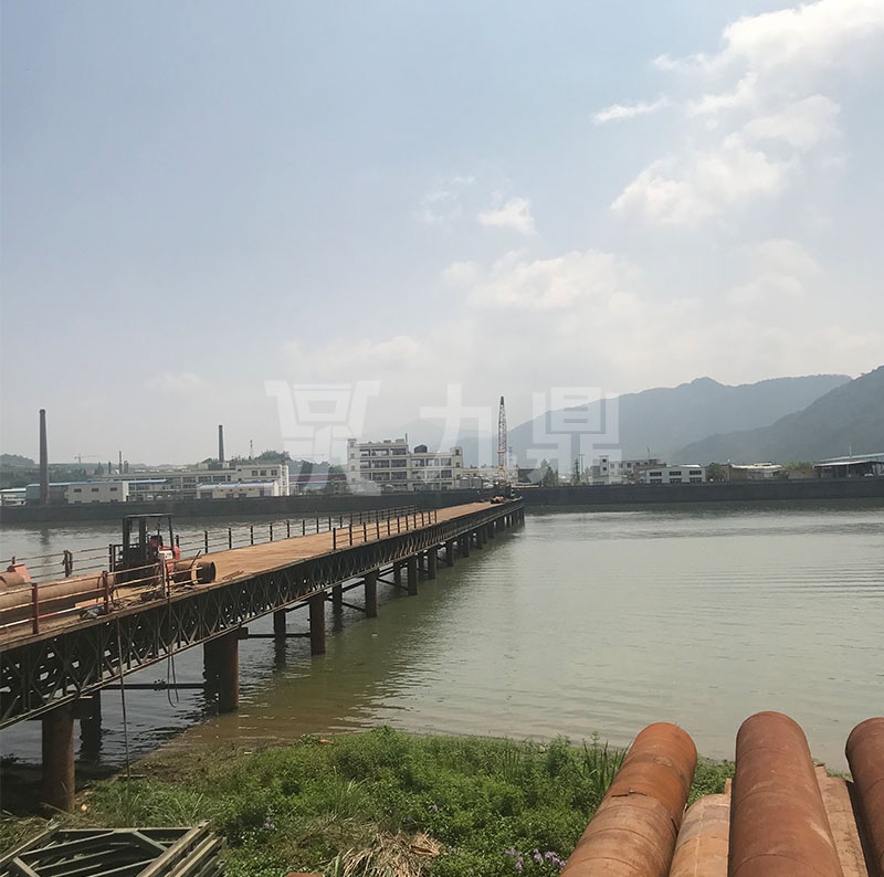 貝雷橋橫豎(shu)方(fang)曏(xiang)的(de)載荷作用(yong)